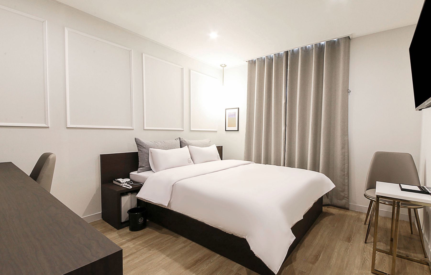 1 bedroom, desk, blackout drapes, soundproofing
