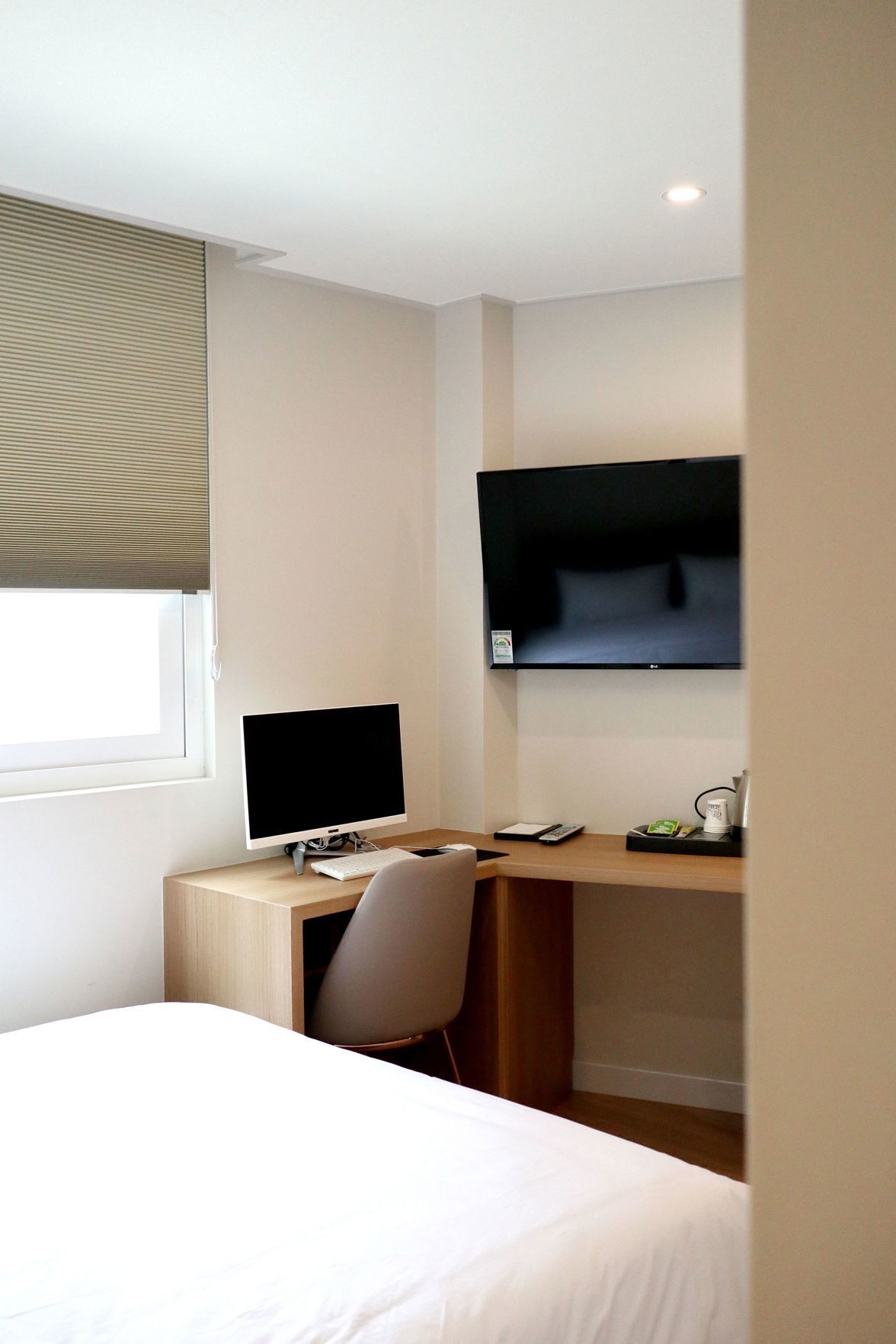 1 bedroom, desk, blackout drapes, soundproofing