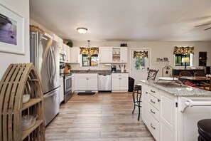 Frigorifero, microonde, forno, piano cottura