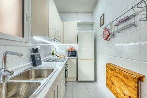 Réfrigérateur, four à micro-ondes, un four, surface de cuisson