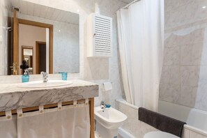 Dusche, Haartrockner, Bidet, Handtücher