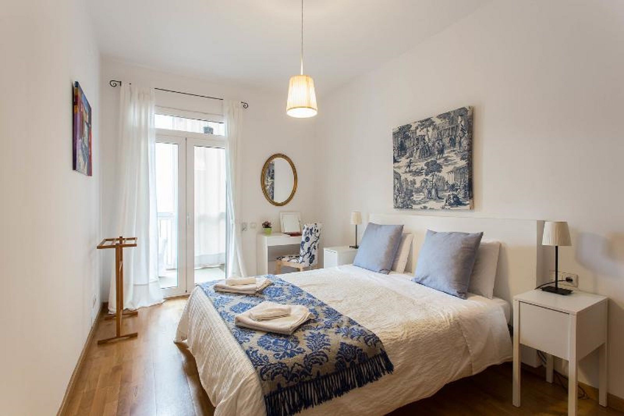 3 chambres, bureau, fer et planche à repasser, lit parapluie