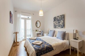 3 chambres, bureau, fer et planche à repasser, lit de bébé portatif