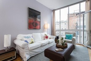 TV connectée, livres, chaîne hi-fi