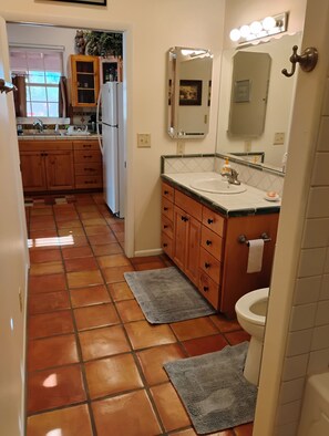 Hair dryer, towels, soap, shampoo - 1/2 mile from large bike/walk path and 3 miles from the U of A (Tucson)
