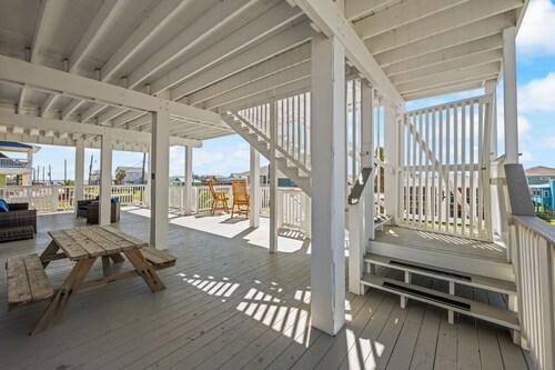 Sleeps 40 • 2 Kitchens • 2 Min Walk to Beach • Perfect for Large Groups