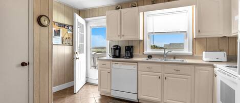 Lavavajillas, cafetera y tetera, periquera y utensilios de cocina