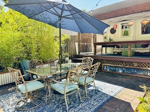 Outdoor dining - Quick drive to the charming Sonoma Plaza and a 3 block walk to the Fairmont.  (Sonoma)