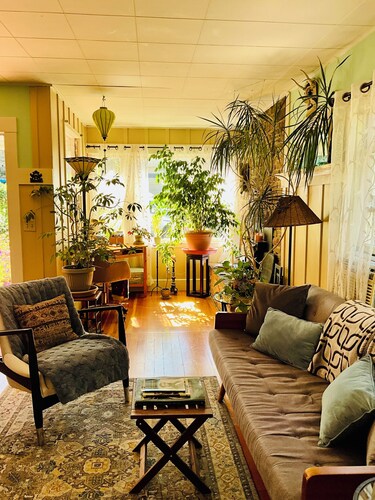 Quick drive to the charming Sonoma Plaza and a 3 block walk to the Fairmont. 