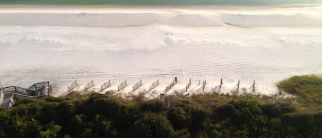Playa en los alrededores, camastros y toallas de playa