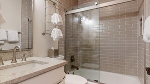 Bathtub, hair dryer, towels - Tamarack - Steps to the Slopes + ASE Transportation (Snowmass Village)