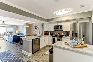 ثلاجة، ميكروويف، فرن، موقد طهي مسطح