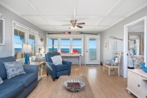 TV, lettore DVD, libri