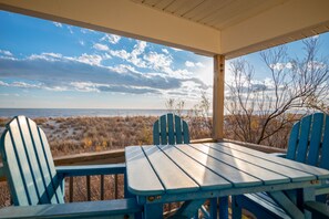 Outdoor dining - Sandy Dunes: Spectacular Oceanfront Home with Amazing Views (Oak Island)