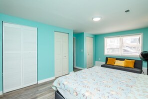 5 quartos, ferros/tábuas de passar roupa, acesso à internet