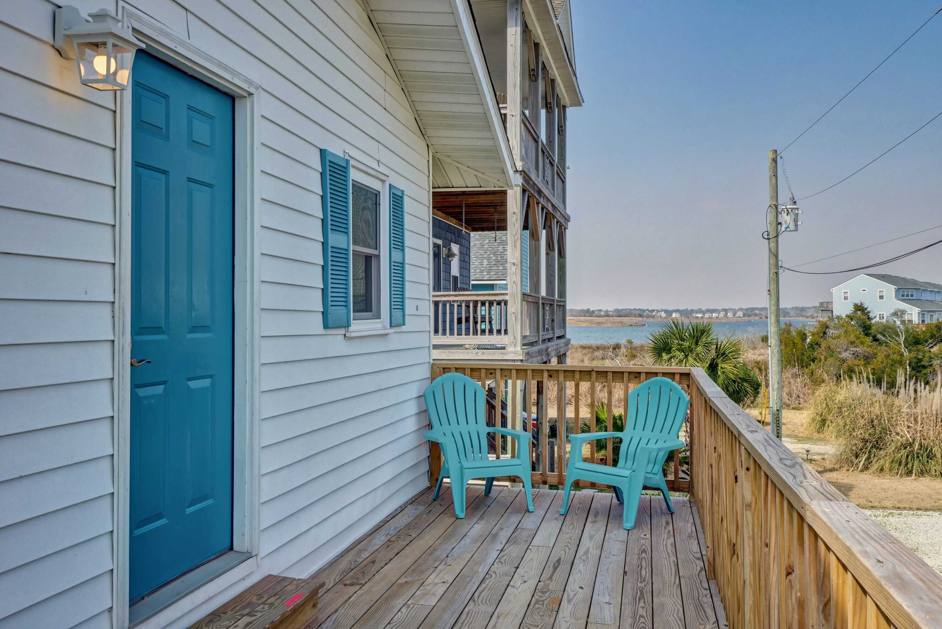 BIG Deck Soundview Upstairs Duplex 2BR Sleeps 6