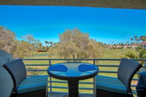 A balcony with wicker furniture and a view of a golf course. - TOTALLY UPDATED, SPACIOUS/Clean, SEE MY RAVE REVIEWS! HIGHLY REQUESTED (St Petersburg)