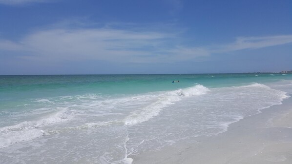 Aurinkotuoleja, rantapyyhkeitä