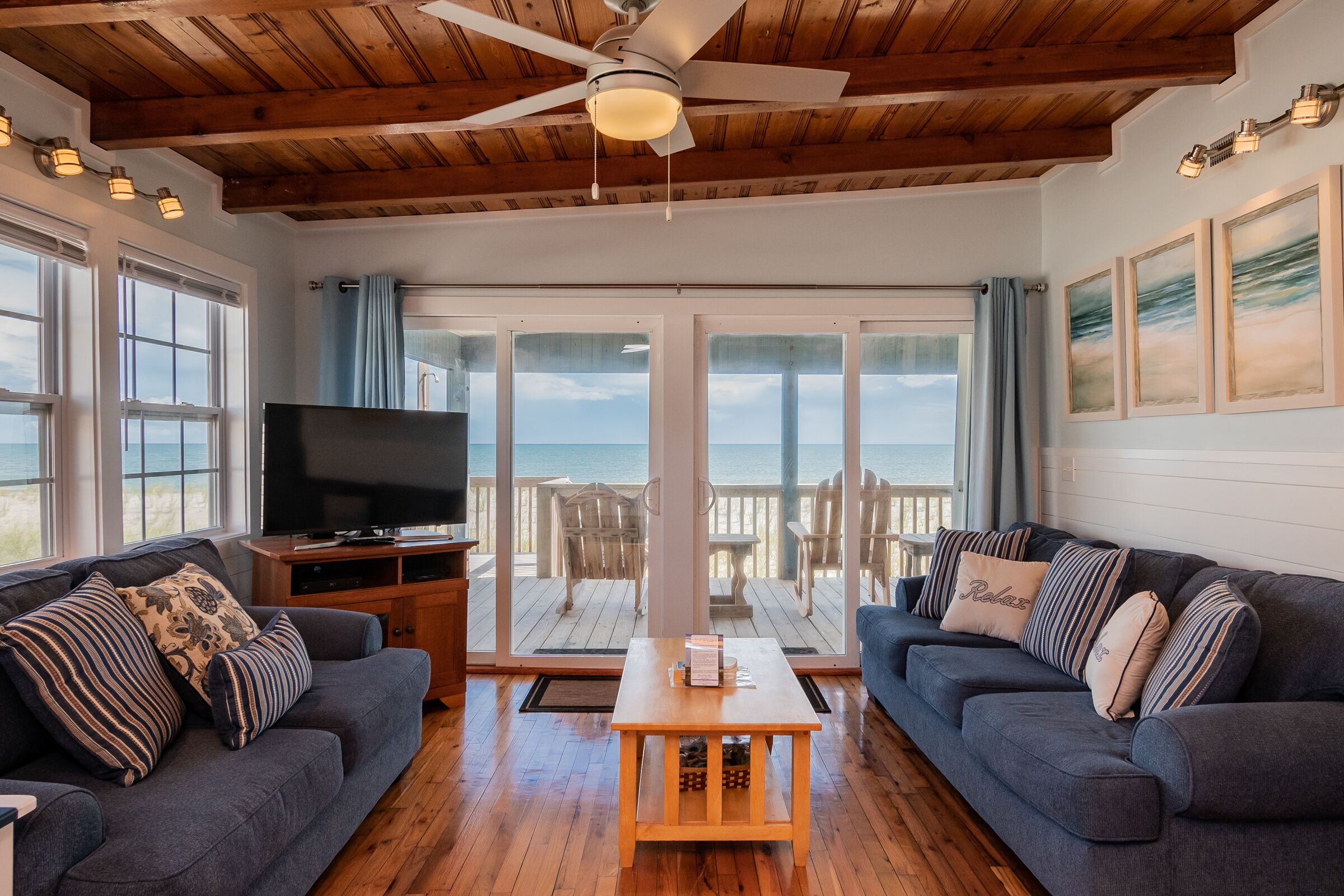 Fernseher, DVD-Player, Bücher