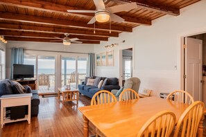 TV, lettore DVD, libri