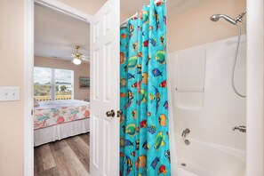 4 bedrooms, iron/ironing board, travel cot, Internet