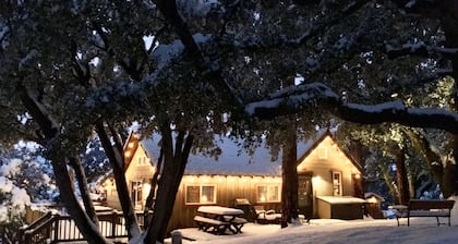 "Cozy Oaks Cabin" Rauhallinen Mountain Getaway, viehättävä ja romanttinen! Trail Pass ...