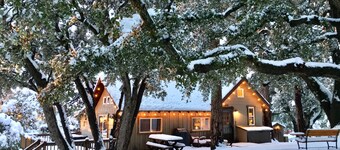 "Cozy Oaks Cabin" Peaceful Mountain Getaway, Charming & Romantic!  Trail Pass...