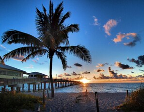 On the beach - Serenity by the Sea, 2 bedroom 2 bath across the street from beach! (Fort Lauderdale by the Sea)