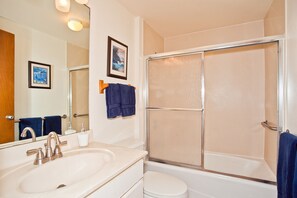 Combined shower/tub, hair dryer, towels, toilet paper - Oceanfront on Kauai starting at $140/night! (Kapaa)