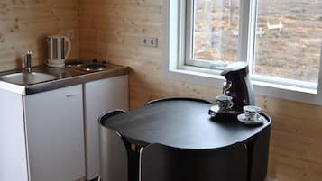 Cabane Panoramique, 1 grand lit, coin cuisine | Coin cuisine privé | Réfrigérateur, plaque de cuisson, cafetiÚre/bouilloire