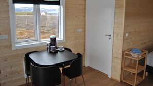 Hytte – panorama, 1 queensize-seng, tekjøkken | Spiseområde på rommet