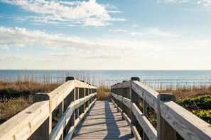 On the beach - Caswell Cabana: Oceanfront, Split Floor Plan, Views of Lighthouse (Caswell Beach)