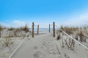 På stranden