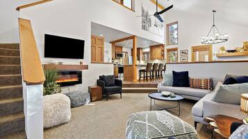Flat-screen TV, fireplace, stereo