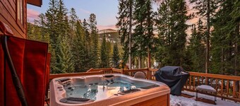 Brookside House: Hot Tub, Pool table, Views & Seclusion!