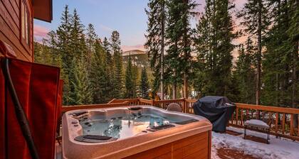 Entfliehen Sie zu einem Brookside-Retreat im Wald!