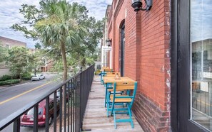 Outdoor dining - Bright & Spacious Loft Among Oak Trees, Walk Everywhere by Lucky Savannah (Savannah)