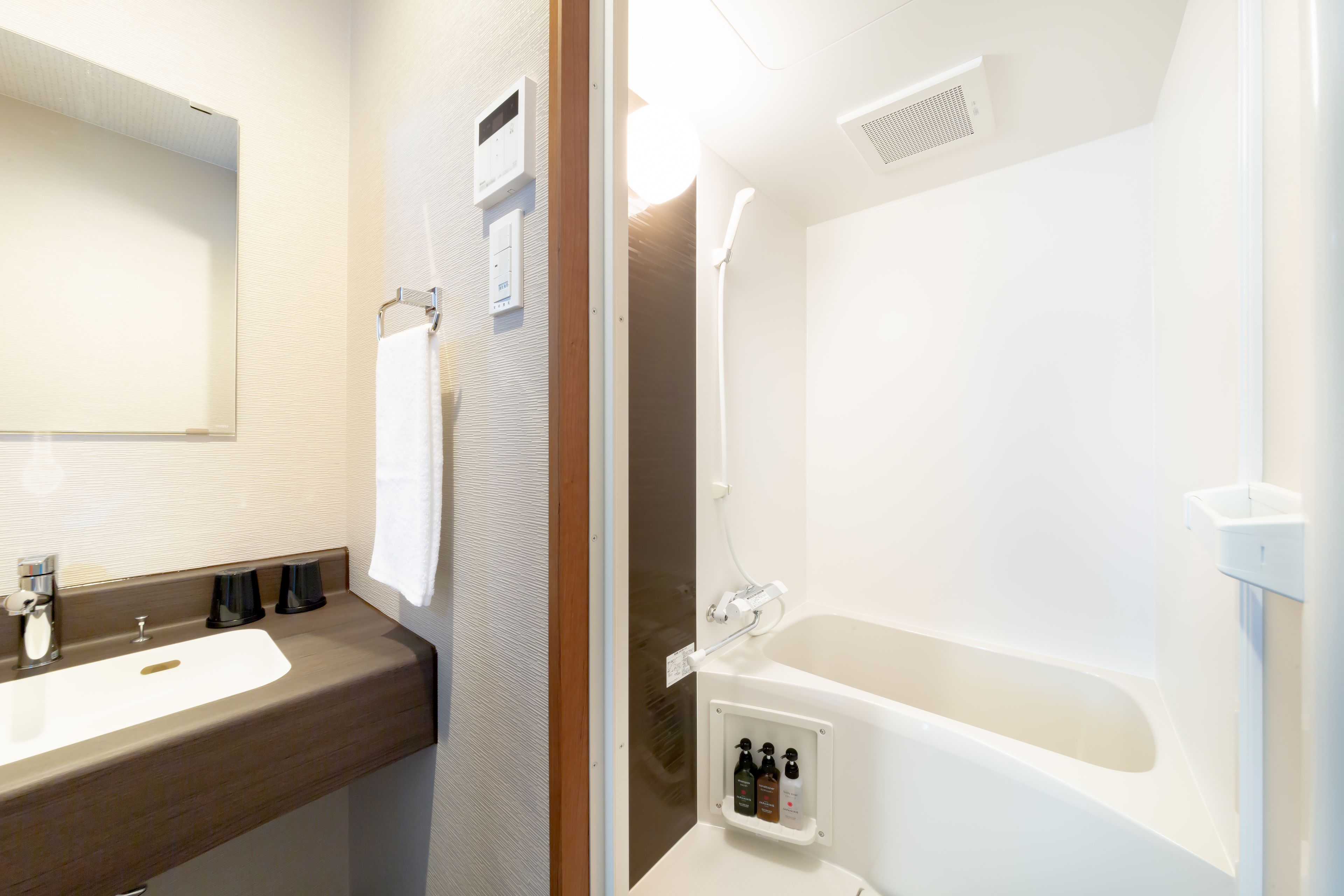 deep-soaking bathtub