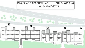 Distribución de Oak Island Beach Villas, con edificios numerados y espacios de estacionamiento.