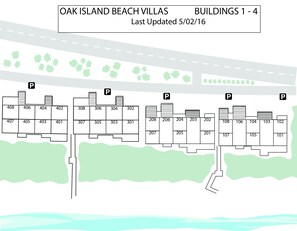 Distribución de Oak Island Beach Villas, con edificios numerados y espacios de estacionamiento.