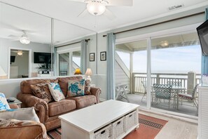 TV, lettore DVD, libri, videoteca