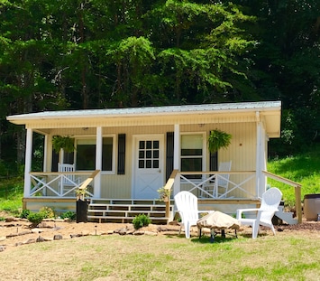 Come stay at the Lil Cottage Tiny House!