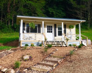 Exterior - Tiny House in the Mountains- waterfall, jacuzzi and stunning farm views (Clayton)