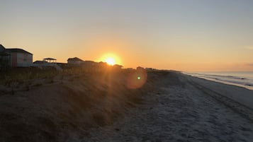 Vlak bij het strand, ligstoelen aan het strand