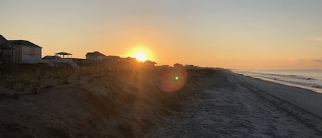 Nära stranden och solstolar