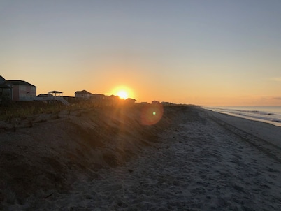 "The Beach Bucket" Hermosa casa de playa ubicada en Oak Island, NC