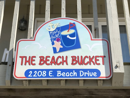 "The Beach Bucket" Beautiful Beach House located in Oak Island, NC