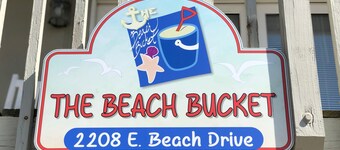 "The Beach Bucket" Beautiful Beach House located in Oak Island, NC
