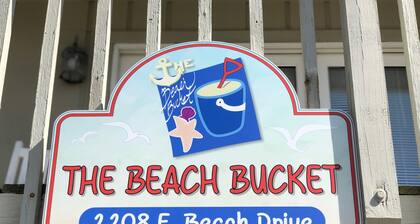 "The Beach Bucket" Beautiful Beach House located in Oak Island, NC