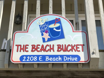 "The Beach Bucket" Beautiful Beach House located in Oak Island, NC